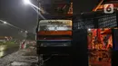 Suasana kafe yang menggunakan angkutan metromini di Bekasi, Jawa Barat, Kamis (15/4/2021). Kafe ini berinovasi di tengah pandemi COVID-19 dengan menggunakan armada metromini yang sudah tidak terpakai sebagai tempat makan pengunjung. (Liputan6.com/Herman Zakharia)