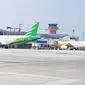 Sejumlah pesawat mendarat di Bandara Pekanbaru setelah kabut asap menipis dan membuat jarak pandang aman. (Liputan6.com/M Syukur)