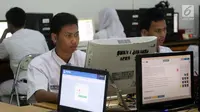 Pelajar mengikuti Ujian Nasional Berbasis Komputer (UNBK) di SMK Negeri 1, Jakarta, Senin (2/4). Sebanyak 1.485.302 siswa dari 13.054 sekolah menengah kejuruan (SMK) sederajat mengikuti Ujian Nasional (UN). (Liputan6.com/Arya Manggala)