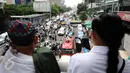 Warga menyaksikan aksi massa gabungan di depan PN Jakarta Utara saat sidang kasus dugaan penodaan agama dengan terdakwa Basuki Tjahaja Purnama, Selasa (27/12). Sidang beragendakan putusan sela dari majelis hakim. (Liputan6.com/Helmi Fithriansyah)