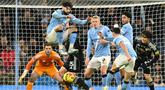 Pemain Manchester City, Josko Gvardiol, melakukan aksi loncat saat Phil Foden melepaskan tendangan ke gawang Leeds United pada pekan ke-13 Premier League 2025/2026 di Etihad Stadium, Sabtu (29/11/2025) malam WIB. (AFP/Oli Scarff)