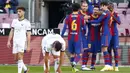 Para pemain Barcelona merayakan gol yang dicetak oleh Lionel Messi ke gawang Osasuna pada laga Liga Spanyol di Stadion Camp Nou,  Minggu (29/11/2020). Barca menang dengan skor 4-0. (AP/Joan Monfort)