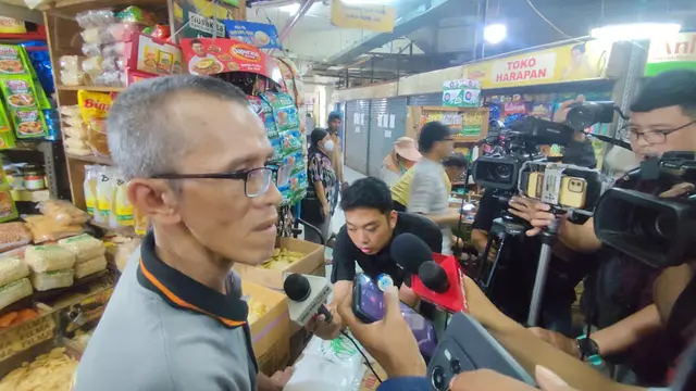Junaedi, Pedagang Sembako di Pasar Tebet Barat, Jakarta selatan.