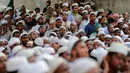 Pendukung garis keras Hefazat-e-Islam berdoa bersama saat menggelar aksi di Kedutaan Besar Myanmar di Dhaka, Bangladesh (18/9). Dalam aksinya mereka memprotes tindak kekerasan yang dialami Muslim Rohingya di Myanmar. (AP Photo / A.M.Ahad)