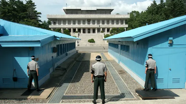 Tentara Korea Selatan berjaga di Joint Security Area di DMZ