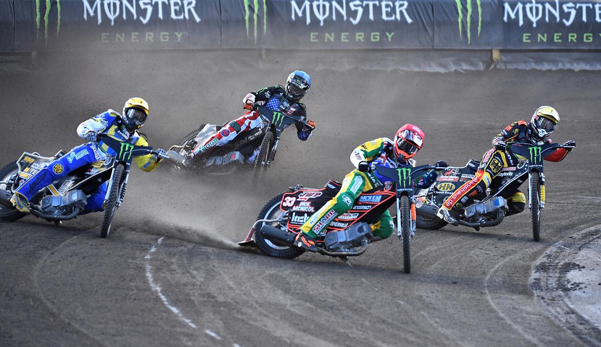 Para pebalap beraksi dalam Speedway Team World Championship di Stena Arena, Vastervik, Swedia, (26/7/2016). (AFP/TT News Agency/Mikael Fritzon/Swedia)