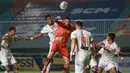 Pemain Persija Jakarta, Maman Abdurrahman (tengah) berduel udara dengan pemain Persiraja Banda Aceh, Vanja Markovic dalam laga pekan ke-6 BRI Liga 1 2021/2022 di Stadion Pakansari, Bogor, Sabtu (10/2/2021). Persija menang 1-0. (Bola.com/M Iqbal Ichsan)