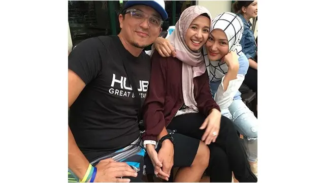 6 Potret Keakraban Laudya Cynthia dengan Mantan Istri Emran, Kompak