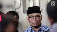 Walikota Bandung Ridwan Kamil memberikan keterangan usai pertemuan tertutup di DPP PDIP, Jakarta, Rabu (3/1). Lebih lanjut, Emil menyebut kedatangannya baru komunikasi tahap awal dan belum ada keputusan apa pun. (Liputan6.com/Faizal Fanani)