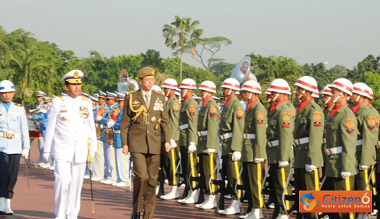 Citizen6, Cilangkap: Panglima TNI Laksamana TNI Agus Suhartono,menerima kunjungan kehormatan Panglima Angkatan Bersenjata Singapura Lieutenant General Neo Kian Hong di Plaza Mabes TNI Cilangkap Jakarta, Rabu (2/5). (Pengirim: Badarudin Bakri)