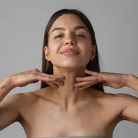 Seorang perempuan sedang mempraktikan yoga wajah (Foto Dok: Freepik/freepik).