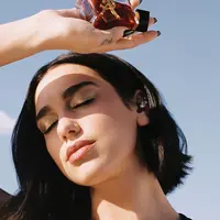 YSL Libre Le Parfum adalah sebuah parfum yang memancarkan aroma kemewahan yang menjanjikan, sempurna untuk wewangian musim hujan.