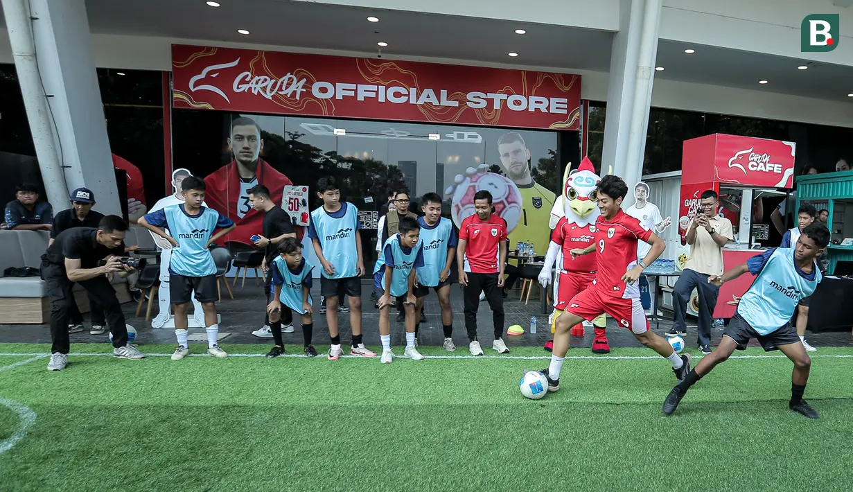 Pemain Timnas Indonesia U-17, Muhammad Mierza (kedua kanan) menggiring bola dalam acara coaching clinic bersama Nagoya Grampus di Garuda Store, GBK, Senayan Jakarta, Jumat (26/06/2025) pagi WIB. (Bola.com/Bagaskara Lazuardi)