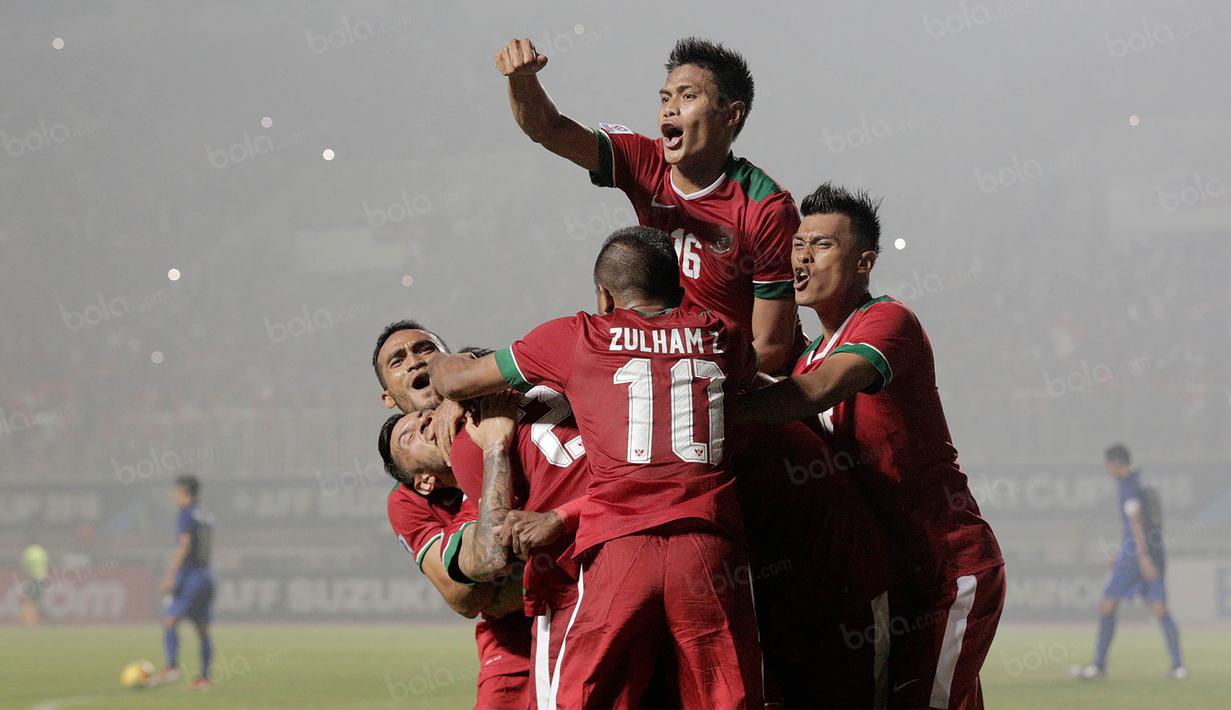 Para pemain Timnas Indonesia larut dalam perayaan gol kemenangan yang dicetak oleh Hansamu Yama. (Bola.com/Peksi Cahyo)