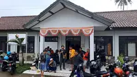Massa anggota parpol datangi Bawaslu Kota Sukabumi untuk melihat proses sidang laporan dugaan pelanggaran Pemilu 2024 (Liputan6.com/Fira Syahrin).