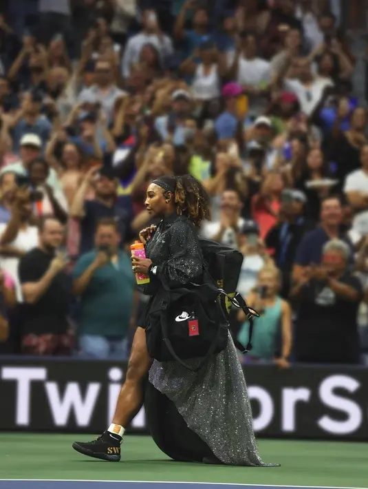 Serena Williams jadi bintang lapangan dalam balutan gaun tenis hitam dan sneaker Nike x Serena Williams Jewelry yang dibuat khusus untuk pertandingannya melawan Danka Kovinic. (Foto: Instagram @serenawilliams)