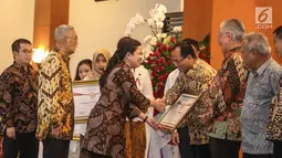 Menko PMK, Puan Maharani memberikan penghargaan Prestasi Penyelenggaraan Lebaran 2017 kepada Menhub Budi Karya di Jakarta, Selasa (1/8). UKP-PIP memberi penghargaan kepada 15 instansi pemerintah. (Liputan6.com/Faizal Fanani)