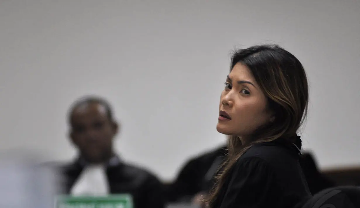 Presiden Direktur PT Kaltim Parna Industri, Artha Meris, menjalani sidang lanjutan di Pengadilan Tipikor, Jakarta, Kamis (6/11/2014). (Liputan6.com/Miftahul Hayat)