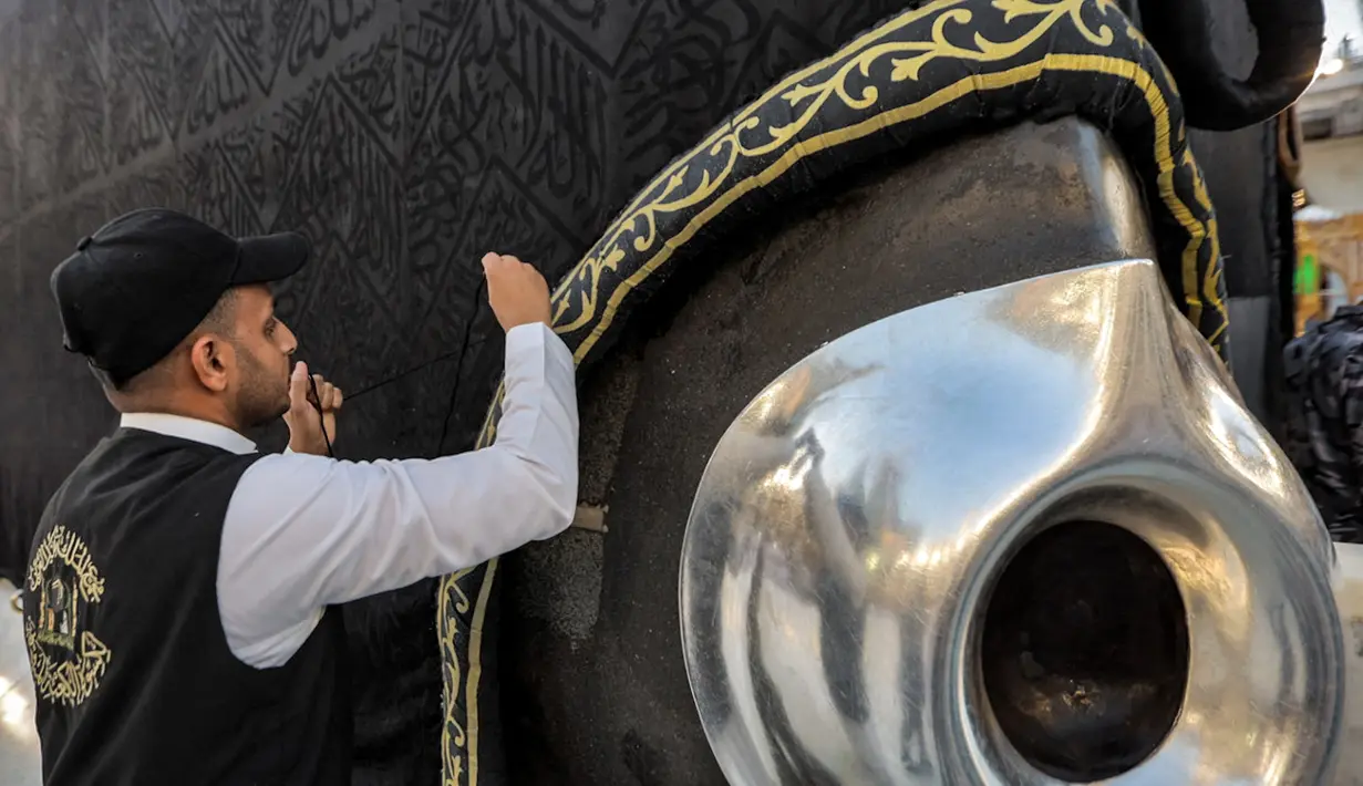 Pemerintah Kerajaan Saudi Arabia telah melakukan berbagai persiapan. Dua masjid utama, Masjidil Haram di Makkah dan Masjid Nabawi di Madinah siap menampung jutaan jamaah dan pengunjung selama Ramadan. (AFP/Abdel Ghani)