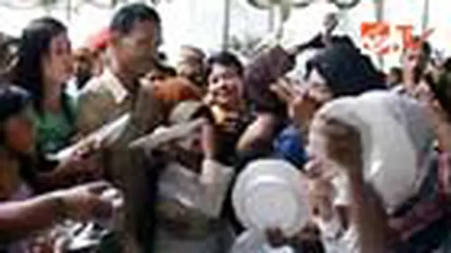 Ratusan Warga Berebut Makan Siang