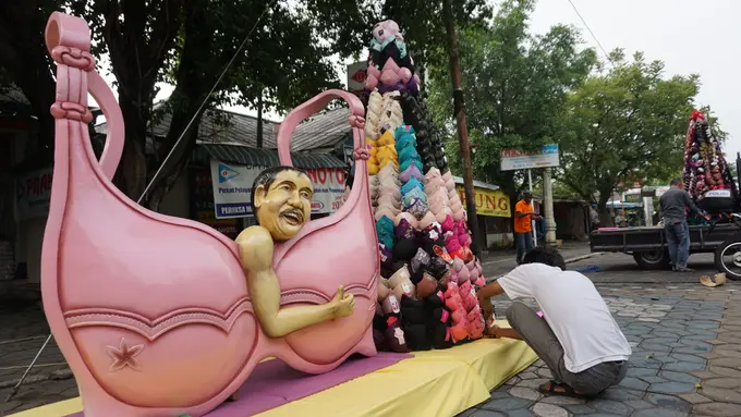 Gunungan BH Ramaikan Peresmian Bangunan Anyar Pasar Klewer