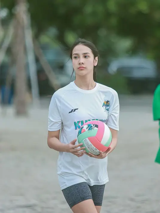 [Instagram/anyageraldine]