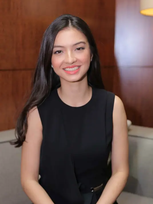 "Buat saya traveling itu penting sekali. Karena semakin banyak tempat yang kita kunjungi, maka banyak juga orang-orang yang kita temui dengan kultur yang berbeda," ungkap Raline Shah, Senin (15/8/2016). (Andy Masela/Bintang.com)