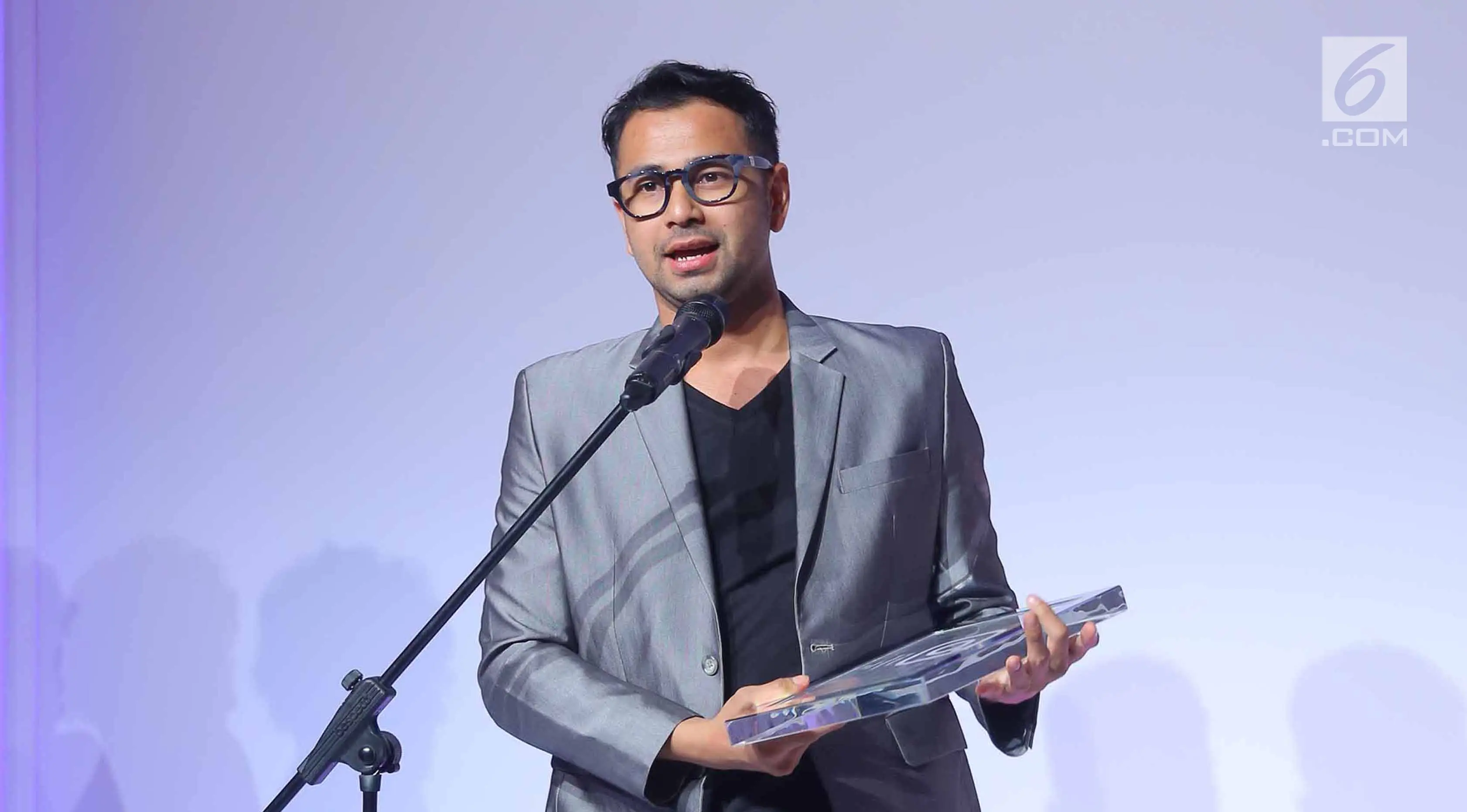 Selebritis Raffi Ahmad memberi ucapan terimakasih saat meneriman penghargaan dari pengelola instagram di Kawasan Kuningan, Jakarta (27/7). (Liputan6.com/Herman Zakharia)
