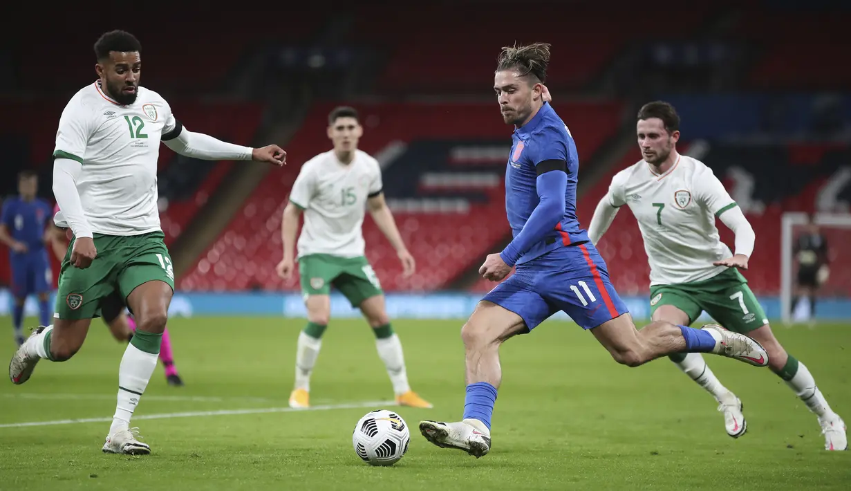 Gelandang Inggris, Jack Grealish, dikurung tiga pemain Republik Irlandia dalam laga uji coba internasional di Stadion Wembley, London, Jumat (13/11/2020) dini hari WIB. Inggris menang 3-0 atas Republik Irlandia. (AP/Nick Potts/Pool)