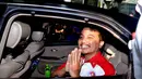 Usai mengunjungi Gedung Komisi Pemberantasan Korupsi, Menteri Pemuda dan Olahraga, Roy Suryo, kembali ke mobil dan berpamitan. (Liputan6.com/Johan Tallo) 