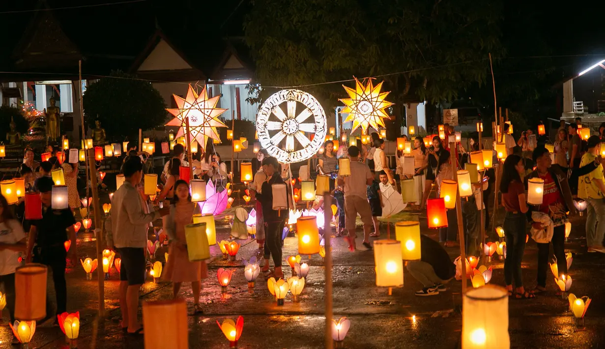 Lentera yang bercahaya terlihat pada jalan di Luang Prabang, Laos, 3 Oktober 2020. Dalam Festival Boun Lai Heua Fai, warga mendandani kota dengan berbagai lentera, berparade bersama, kemudian melarungkan perahu naga besar dan kecil dari batang pohon pisang ke Sungai Mekong. (Xinhua/Kaikeo Saiyasane)