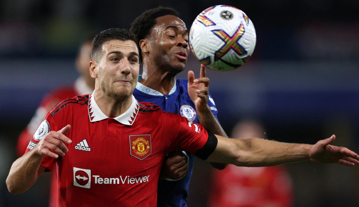 Diogo Dalot. Setelah sempat tak mendapat tempat utama di bawah pelatih-pelatih Manchester United sebelumnya, Bek kanan Portugal berusia 23 tahun yang telah membela MU sejak awal musim 2018/2019 ini justru menjadi pemain kepercayaan pelatih Erik ten Hag pada musim 2022/2023. Permainannya terus berkembang di bawah arahan pelatih asal Belanda tersebut hingga mampu menyisihkan Aaron Wan-Bissaka. Barcelona pun tertarik untuk mendatangkannya ke Camp Nou musim depan yang akhirnya direspon cepat dengan memagarinya perpanjangan kontrak baru selama setahun. (AFP/Adrian Dennis)