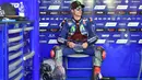 Pebalap Movistar Yamaha, Maverick Vinales menanti giliran mengikuti sesi latihan bebas pada balapan San Marino Moto GP Grand Prix di Marco Simoncelli Circuit, Misano (9/9/2017). (AFP/Andreas Solaro)