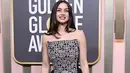 <p>Ana de Armas memilih gaun Louis Vuitton untuk menghadiri Golden Globes 2023. Gaun beludru hitam bersulam putih ini tentu menarik perhatian, dengan aksesori yang juga berasal dari Louis Vuitton High Jewelry Collection. Foto: People.</p>