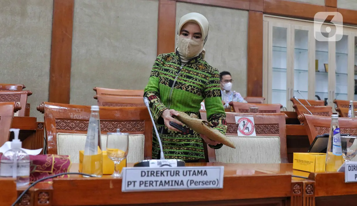Direktur Utama PT Pertamina (Persero) Nicke Widyawati bersiap mengikuti rapat dengar pendapat  dengan Komisi VI DPR di kompleks Parlemen, Senayan, Jakarta, Kamis (8/9/2022). Rapat tersebut perkembangan terkini soal kenaikan harga BBM bersubsidi, produksi atau lifting minyak, pengolahan minyak, serta kapasitas kilang minyak. (Liputan6.com/Angga Yuniar)