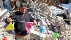 Seorang pria memasang bendera Ramadan di Kota Gaza, di Jalur Gaza tengah pada 28 Februari 2025. (Omar AL-QATTAA/AFP)