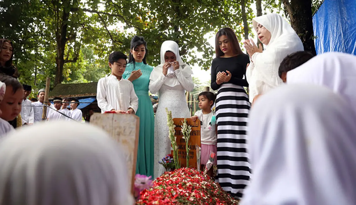 "Almarhumah masih hidup kita sudah rencanakan ulang tahunnya. Kita ingin bikin surprise eh malah kita yang dibikin surprise sama kak jupe. Kak jupe itu ingin ultah sama anak-anak yatim,” ungkap Nia Anggia, adik Julia Perez. (Nurwahyunan/Bintang.com)