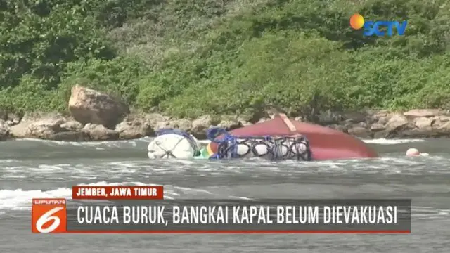Bangkai Kapal Joko Berek yang karam akibat diterjang ombak di perairan Pantai Pancer, Jember, masih belum dievakuasi lantaran cuaca buruk.