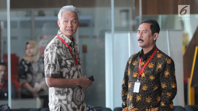 Gubernur Jawa Tengah Ganjar Pranowo (kiri) bersiap menjalani pemeriksaan di Gedung KPK, Jakarta, Jumat (10/5/2019). Ganjar dipanggil dalam kapasitasnya sebagai mantan anggota DPR. (merdeka.com/Dwi Narwoko)