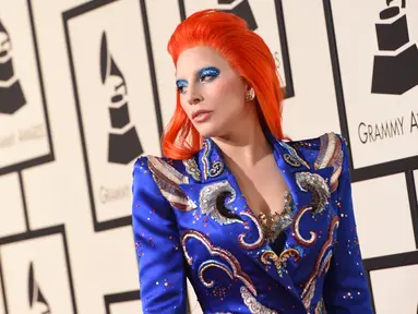 Penyanyi Lady Gaga saat tiba di karpet merah Grammy Awards ke-58 di Staples Center, Los Angeles, Senin (15/2). Mother Monster tampil nyentrik dengan wig berwarna oranye. (REUTERS/Danny Moloshok)