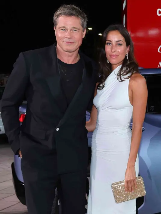 Penayangan perdana Wolfs menandai pertama kalinya Brad Pitt berjalan di karpet merah bersama kekasih barunya.