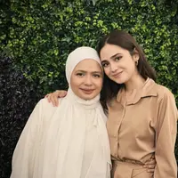 Syifa Hadju baru saja merayakan ulang tahun sang ibunda tersayang. Nampak pesta ulang tahun dirayakan sederhana namun berkesan yang dihadiri orang terdekat keduanya. Credit: Instagram  (@syifahadju)