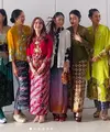 Di gelaran Istana Berkebaya, Sobat Kebaya yang berisi beberapa artis tanah air turut berpartisipasi hadir dan tampil di runway. Yang pertama dan paling menarik perhatian adalah Shareefa Daanish. Ia tampil cantik mengenakan kebaya hijau mint semi transparan, dipadu kain batik bernuansa hijau-hitam yang senada. Potret OOTDnya sempurna karena ia memadukan penampilannya dengan sneakers yang juga berwarna hijau. [Foto: Instagram/shareefadaanish]