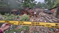 Tim gabungan saat memeriksa lokasi kejadian korban meninggal tertimpa longsor turap di Rumah Makan Saung Tiga, Kecamatan Sawangan, Kota Depok. (Liputan6.com/Dicky Agung Prihanto)