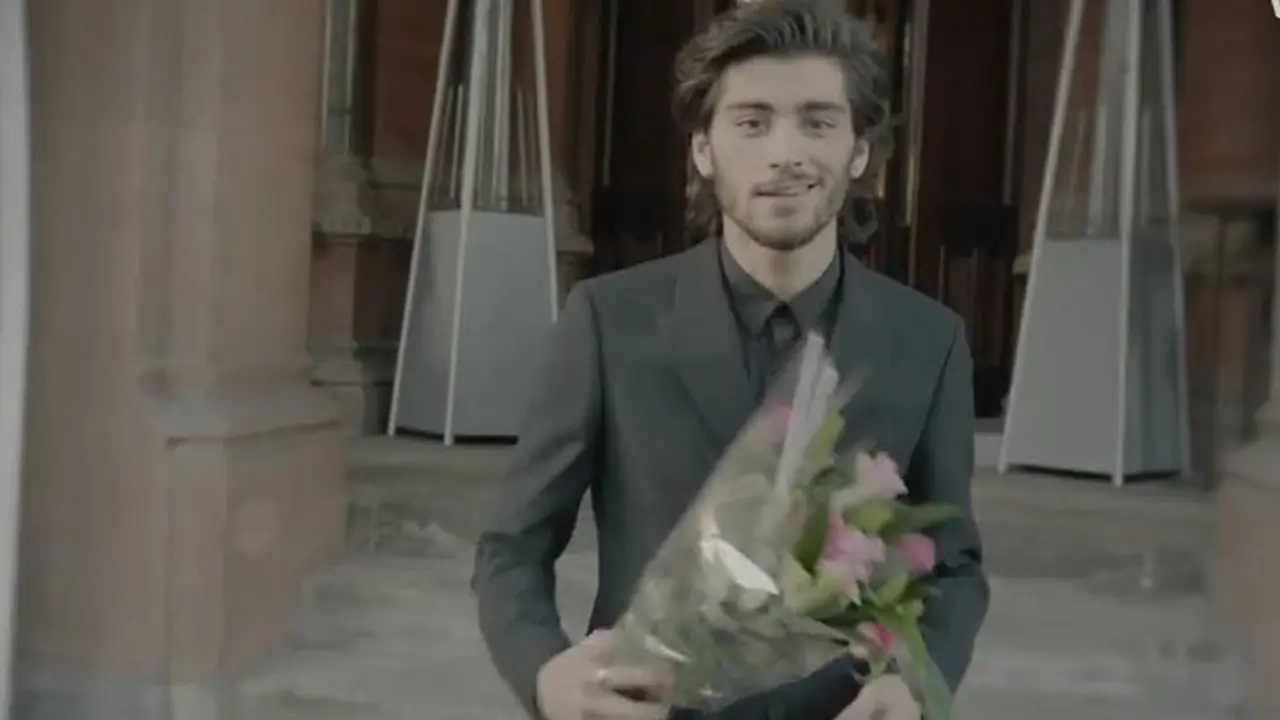 Zayn malik terlihat masih dalam kondisi tak sehat
