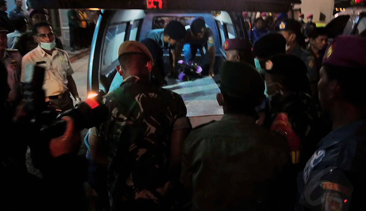 Anggota tim SAR gabungan memasukkan jenazah korban pesawat AirAsia QZ8501 ke dalam ambulans di Lanud TNI AL Juanda, Surabaya, Jumat (2/1/2015). Kesepuluh jenazah tersebut langsung dibawa ke RS Bhayangkara untuk menjalani otopsi. (Liputan6.com/Johan Tallo)