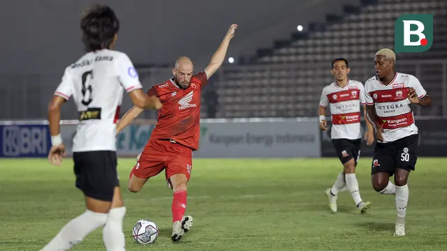 Foto: Belum Cicipi Kemenangan di BRI Liga 1 2021 / 2022, Madura United dan PSM Makassar Bermain Imbang