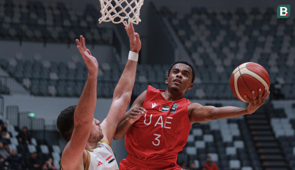 Pemain Uni Emirat Arab, Hamid Abdullateef (kanan) berusaha memasukkan bola ke ring dibayangi pemain Timnas Basket Suriah, Emiliano Basabe pada laga hari pertama Indonesia International Basketball Invitational 2023 melawan Suriah di Indonesia Arena, Senayan, Jakarta, Rabu (02/08/2023). Laga dimenangankan oleh UEA dengan skor 63-61. (Bola.com/Bagaskara Lazuardi)