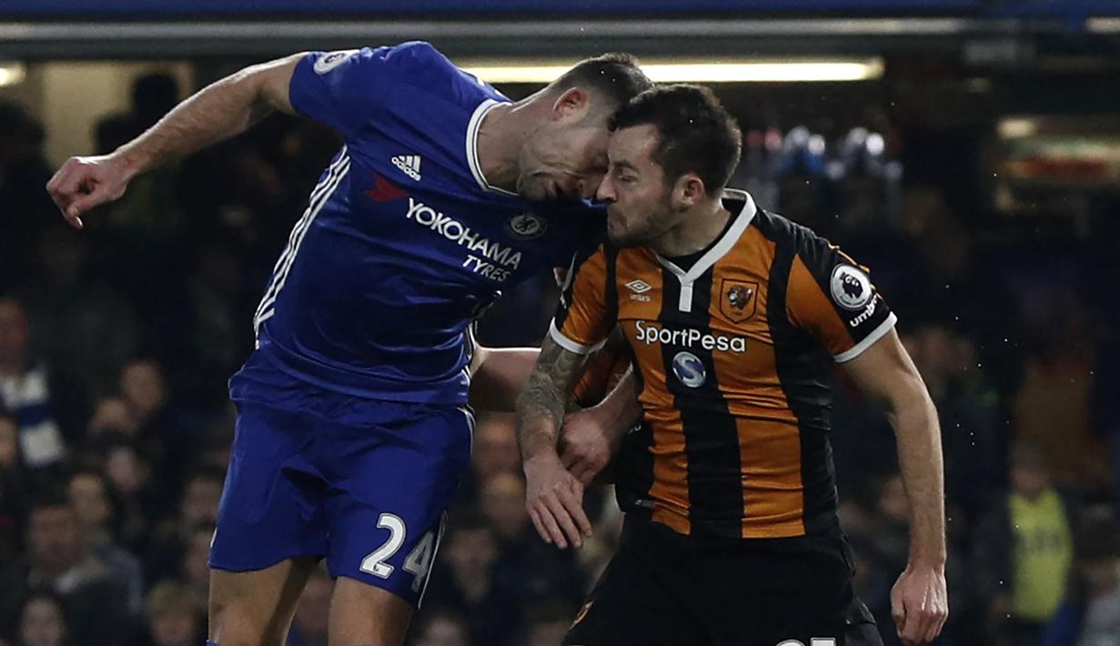 Saat membela Hull City, Ryan Mason terlibat insiden nahas yang membuatnya pensiun sebagai pemain. Saat menghadapi Chelsea pada 22 Januari 2017, ia terlibat benturan kepala dengan bek Chelsea, Gary Cahill. (AFP/Adrian Dennis)