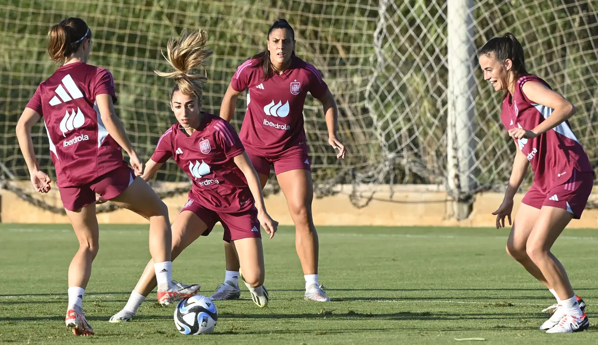 Pemain Timnas Wanita Spanyol, Olga Carmona (kedua kiri) melakukan latihan bersama rekan-rekannya menjelang laga UEFA Nations League melawan Swedia di Oliva, Spanyol pada Rabu (20/09/2023) waktu setempat. (AFP/Jose Jordan)